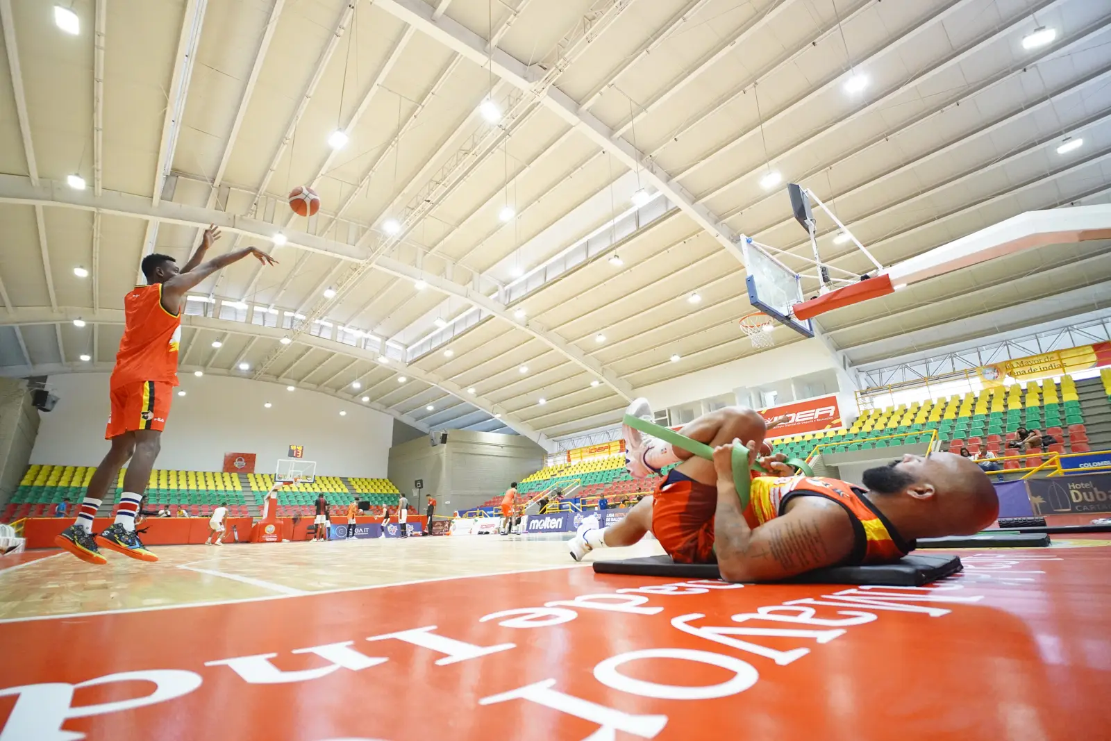 Jugador de Corsarios de Cartagena lanza al aro durante el calentamiento en el coliseo