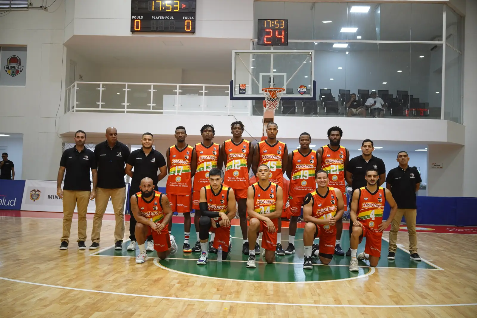 Foto oficial del plantel de Corsarios de Cartagena con uniforme naranja y cuerpo técnico