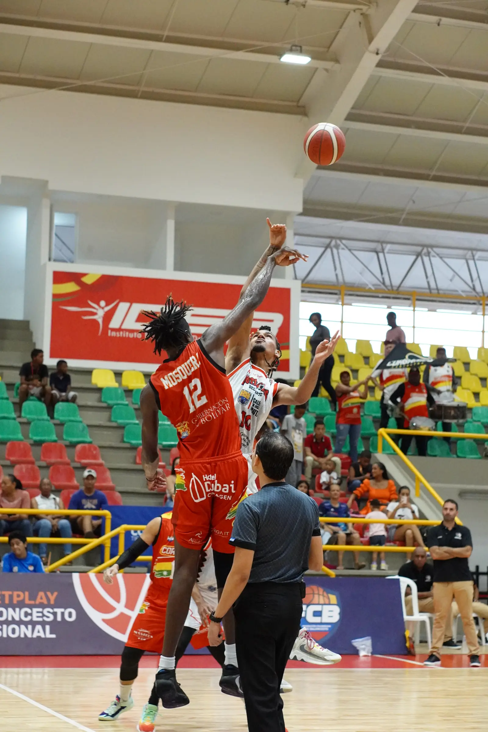 Jugador de Corsarios de Cartagena lanza a canasta con la tribuna al fondo