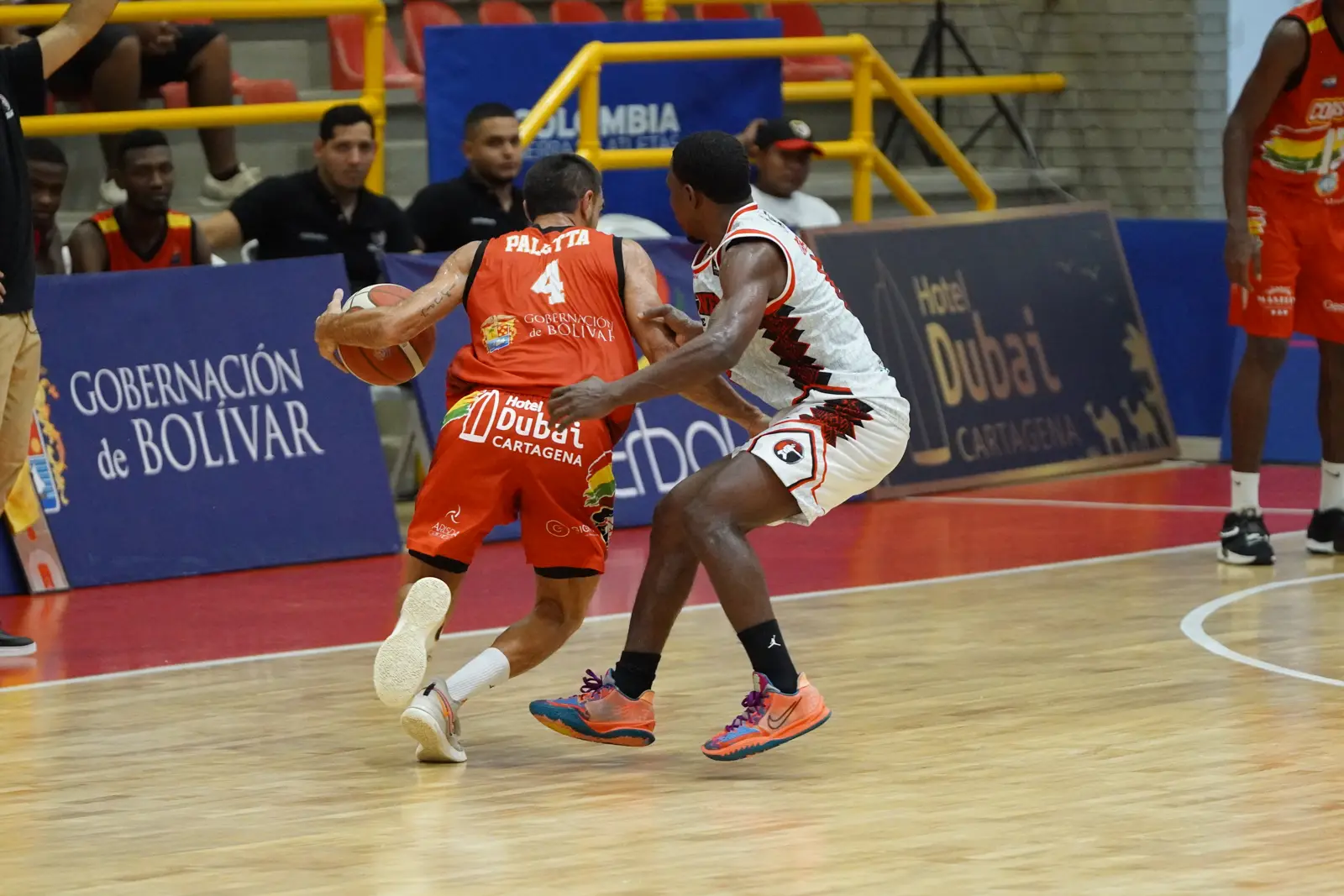 Jugador número 4 de Corsarios de Cartagena ataca el aro en el coliseo